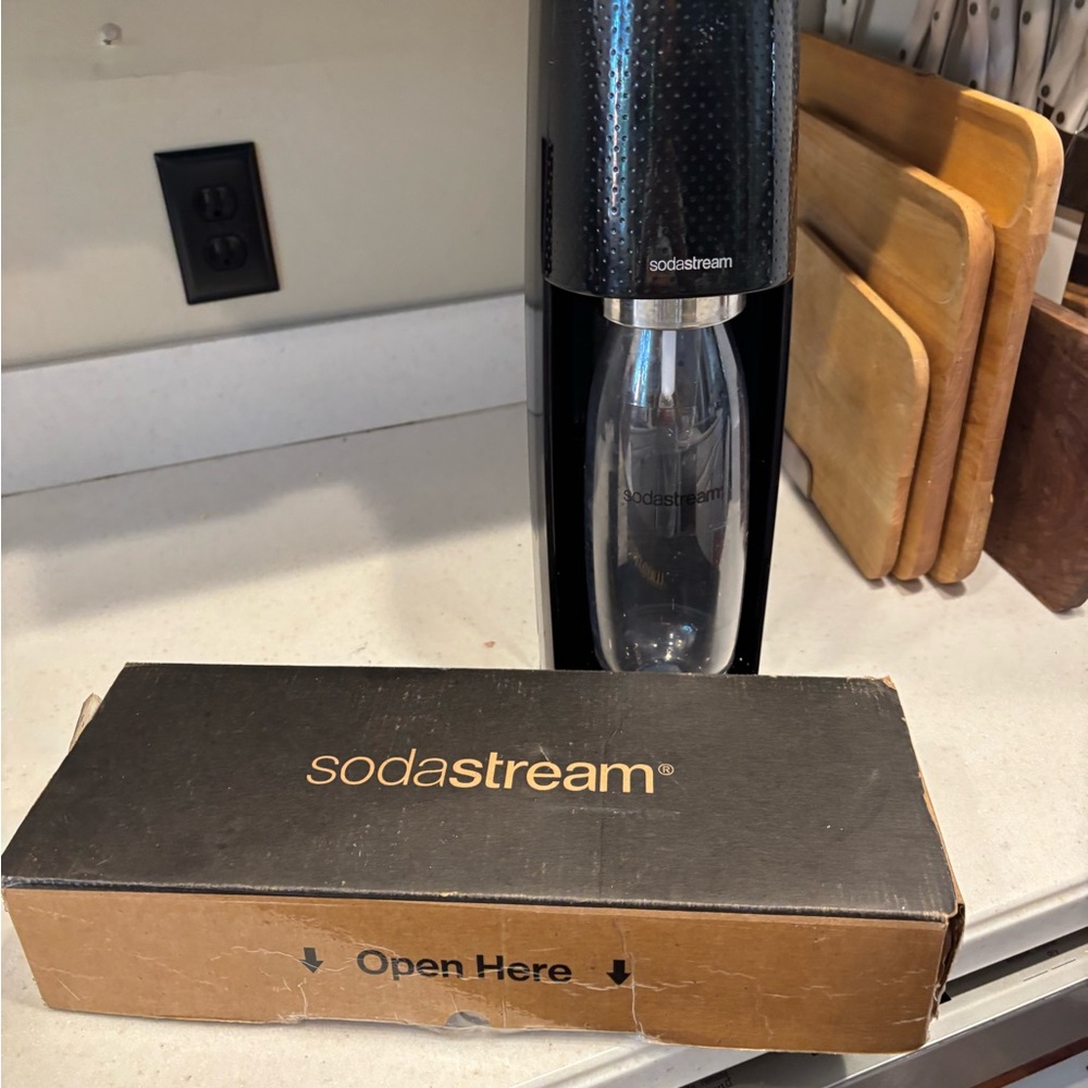 SodaStream  with 2 brand new refill canisters! DEAL!